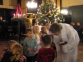 Luerāņu Baznīcas Lielbritānijā bīskape Jāna Jēruma-Grīnberga svētī klātesošos bērniņus