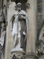 Viena no katedrāles statujām