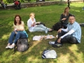 Laiks pusdienām. Pikniks Viktorijas laukuma parkā. No kreisās Una, Ingūna, Sabīne un Normunds.