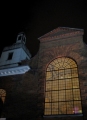 Baznīcas logi tumšos vakaros izstaro siltu gaismu