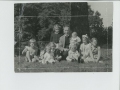 Londonas latviešu draudzes mācītājs Roberts Slokenbergs bērnu vidū, draudzes muižā Rowfantā (1954.g.)